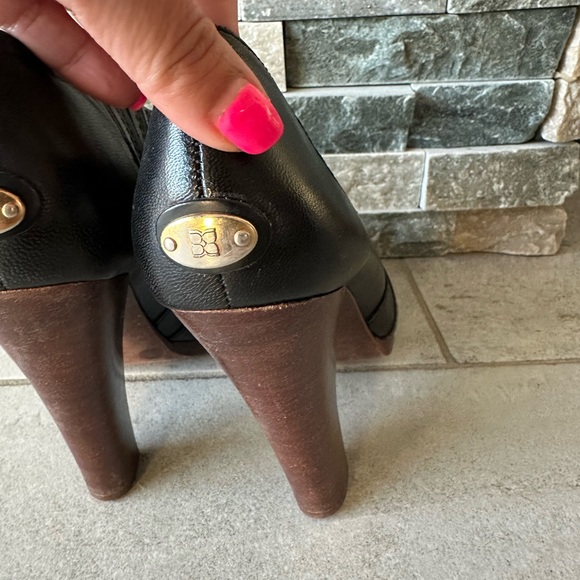 BCBG Vintage Leather Black Booties With Brown Wood Heels & Gold Accent Size 7 - Picture 7 of 8